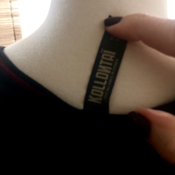 Red and black floral brocade pattern tunic - Picture 5 of 5